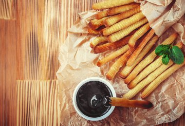 Churro çikolata ile fırında pişirilir. Seçici odak.