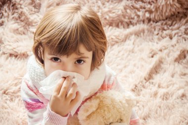 Çocuk hasta ve çok çay içer. Seçici odak. Çocuk.