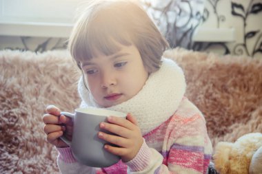 Çocuk hasta ve çok çay içer. Seçici odak. Çocuk.