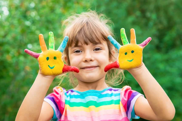 Ręce Dzieci Kolorach Letnie Zdjęcie Wybiórcze Skupienie Charakter — Zdjęcie stockowe