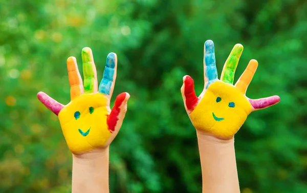 Kinderhände Farben Sommerfoto Selektiver Fokus Natur — Stockfoto