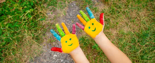 Children Hands Colors Summer Photo Selective Focus Nature — Stock Photo, Image