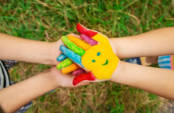 Kinderhände Farben Sommerfoto Selektiver Fokus Natur — Stockfoto
