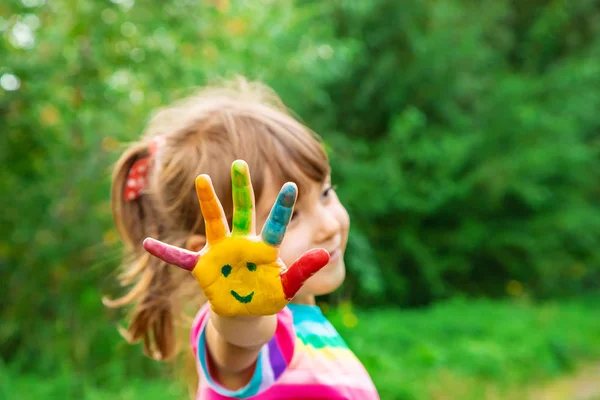 Kinderhände Farben Sommerfoto Selektiver Fokus Natur — Stockfoto