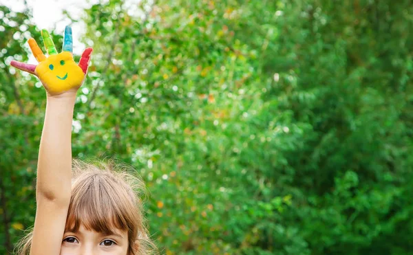 Kinderhände Farben Sommerfoto Selektiver Fokus Natur — Stockfoto