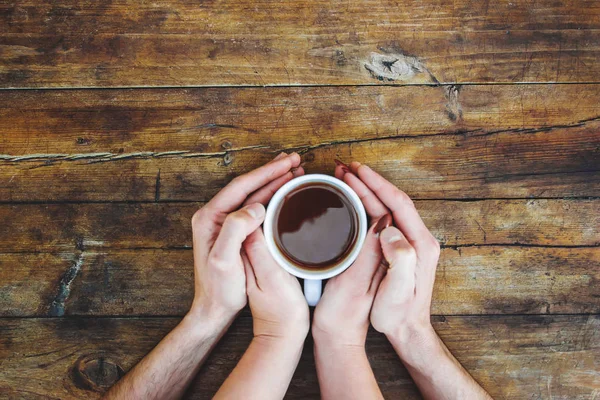 Ellerinde bir fincan çay. Seçici odaklanma. iç.