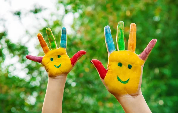 Kinderhände Farben Sommerfoto Selektiver Fokus Natur lizenzfreie Stockbilder