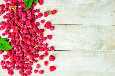 Ahududu ahşap arka plan üzerinde. Seçici odak. Çay