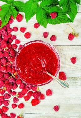 Ahududu ahşap arka plan üzerinde. Seçici odak. Çay