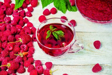 Ahududu ahşap arka plan üzerinde. Seçici odak. Çay