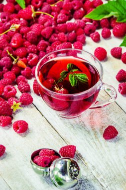 Ahududu ahşap arka plan üzerinde. Seçici odak. Çay