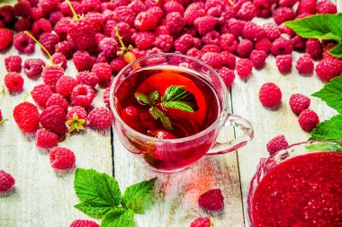 Ahududu ahşap arka plan üzerinde. Seçici odak. Çay