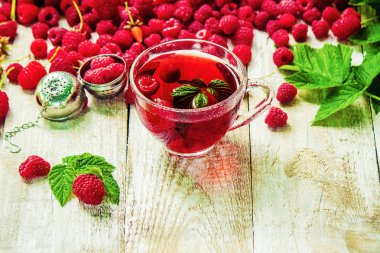 Ahududu ahşap arka plan üzerinde. Seçici odak. Çay