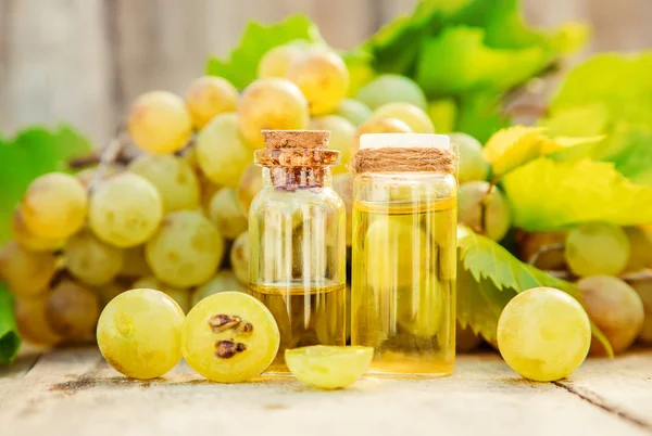 葡萄籽油在一个小罐子里 选择性对焦 — 图库照片