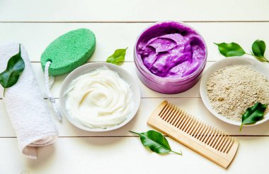 Beyaz bir arka plan spa yordamlar için kozmetik nesneleri. Seçici odak. Doğa.