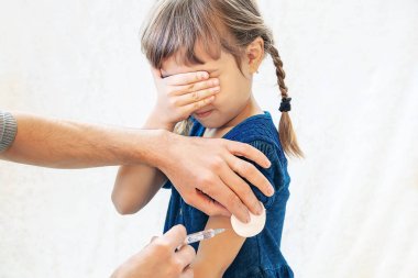 çocukların aşı. Bir enjeksiyon. Seçici odak çocuklar
