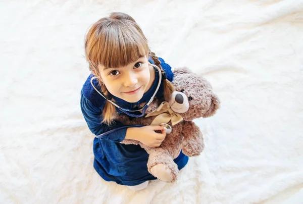 Niño Trata Oso Juego Del Doctor Enfoque Selectivo Niños —  Fotos de Stock