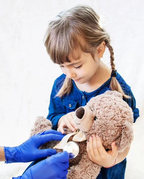 Dziecko Traktuje Niedźwiedzia Gra Lekarz Selektywny Fokus Dzieci — Zdjęcie stockowe