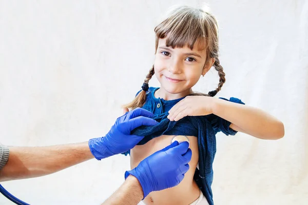 Chore Dziecko Dziewczynka Przepisać Leczenie Selektywny Fokus Zimno — Zdjęcie stockowe