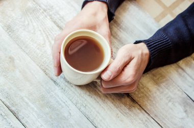 Aşıkların elinde kahvaltı için bir bardak içki. Seçici odaklanma. Doğa.