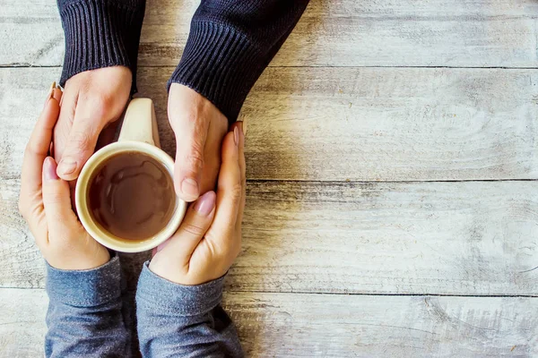 Kopp Dryck För Frukost Händerna Älskare Selektivt Fokus Natur — Stockfoto