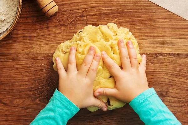 stock image Pastry, cakes, cook their own hands. Selective focus Nature