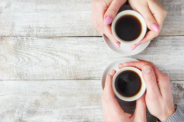 Tazze Con Caffè Nelle Mani Uomini Donne Concentrazione Selettiva Bevi — Foto Stock