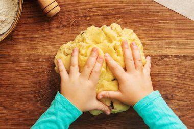 Pasta, kek, kendi elleriyle yemek. Seçici odak doğa