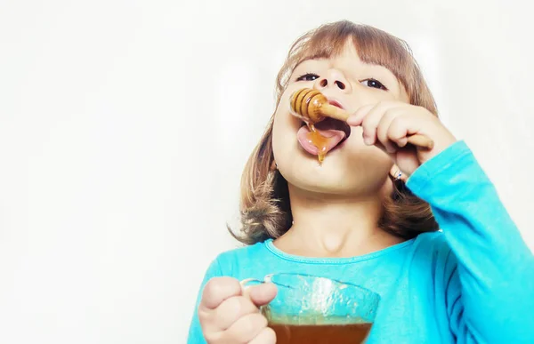 子供に蜂蜜を食べる 選択と集中 自然食品 — ストック写真