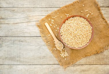 Pearl arpa teralke tablo içinde. Seçici odak. Gıda.