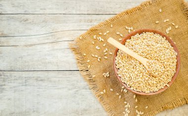 Pearl arpa teralke tablo içinde. Seçici odak. Gıda.