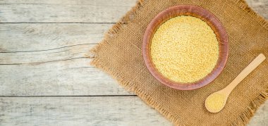 Kuskus teralke tablo içinde. Seçici odak. Gıda.