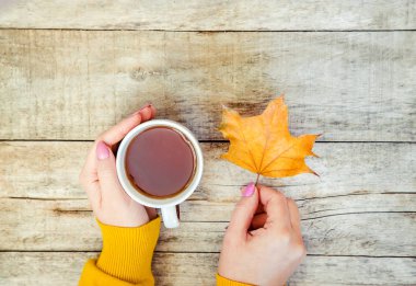 Bir fincan çay ve sıcak bir sonbahar arka plan. Seçici odak. içki.