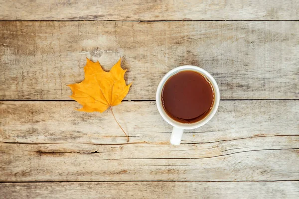 一杯の紅茶と居心地の良い秋の背景 選択と集中 — ストック写真