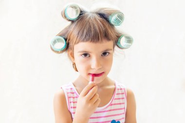 moda kız. Kız onu yapmak yapar ve manikür. seçici odak. Çocuk.