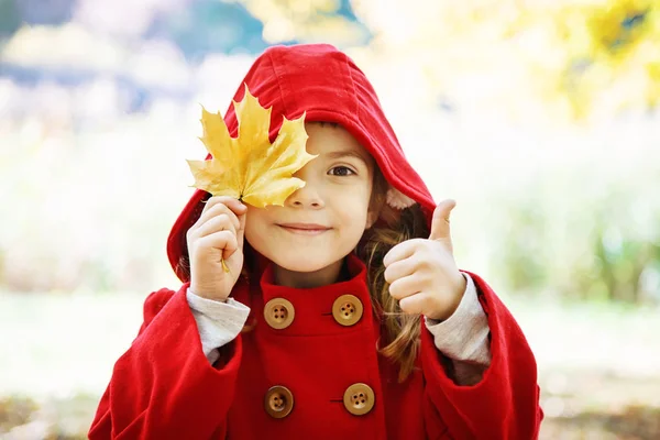 Niño Con Abrigo Rojo Con Hojas Otoño Amor Otoño Enfoque —  Fotos de Stock