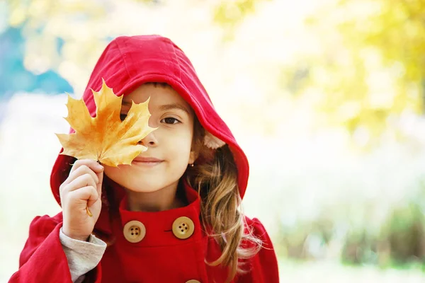 Niño Con Abrigo Rojo Con Hojas Otoño Amor Otoño Enfoque —  Fotos de Stock