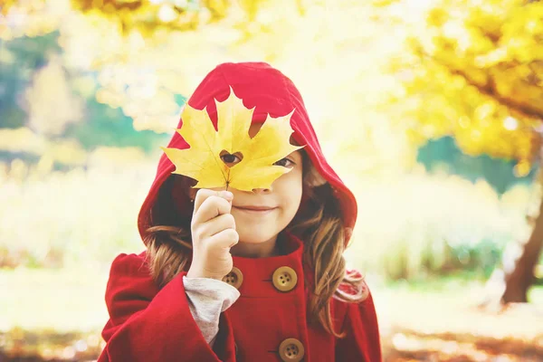 Niño Con Abrigo Rojo Con Hojas Otoño Amor Otoño Enfoque —  Fotos de Stock