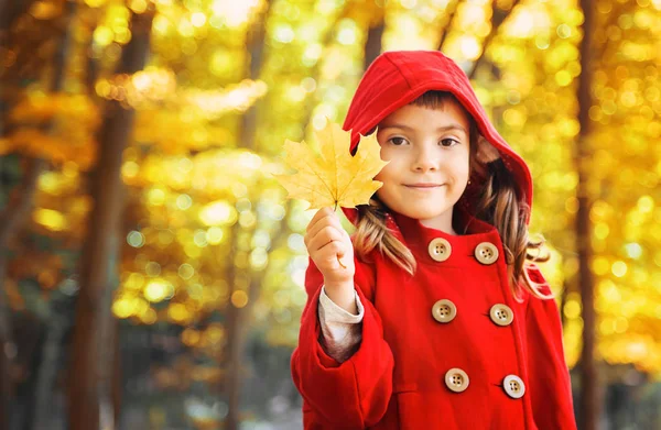 Niño Con Abrigo Rojo Con Hojas Otoño Amor Otoño Enfoque —  Fotos de Stock