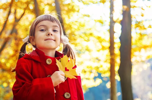 Niño Con Abrigo Rojo Con Hojas Otoño Amor Otoño Enfoque —  Fotos de Stock