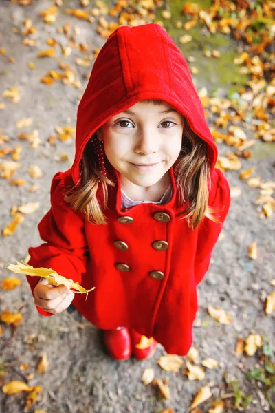 Niño Con Abrigo Rojo Con Hojas Otoño Amor Otoño Enfoque —  Fotos de Stock