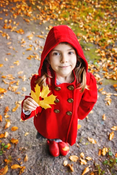 Niño Con Abrigo Rojo Con Hojas Otoño Amor Otoño Enfoque —  Fotos de Stock