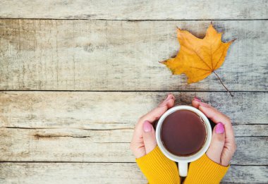 Bir fincan çay ve sıcak bir sonbahar arka plan. Seçici odak. içki.