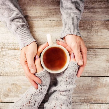 Aşıkların elinde kahvaltı için bir bardak içki. Seçici odaklanma. Doğa.