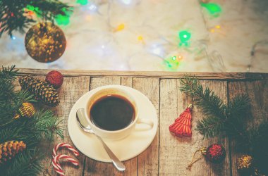 bir fincan kahve bir Noel arka planda. Noel sabahı. Seçici odak. 2019.