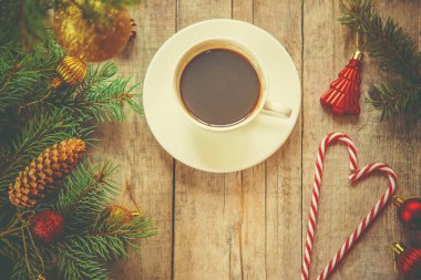 bir fincan kahve bir Noel arka planda. Noel sabahı. Seçici odak. 2019.