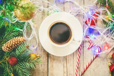 bir fincan kahve bir Noel arka planda. Noel sabahı. Seçici odak. 2019.