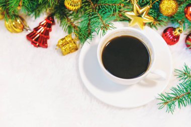 bir fincan kahve bir Noel arka planda. Noel sabahı. Seçici odak. 2019.