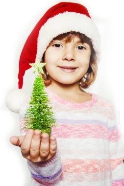 Çocuk bir Noel dekor ve hediyeler beyaz bir arka plan üzerinde tutar. Seçici odak. Mutlu.
