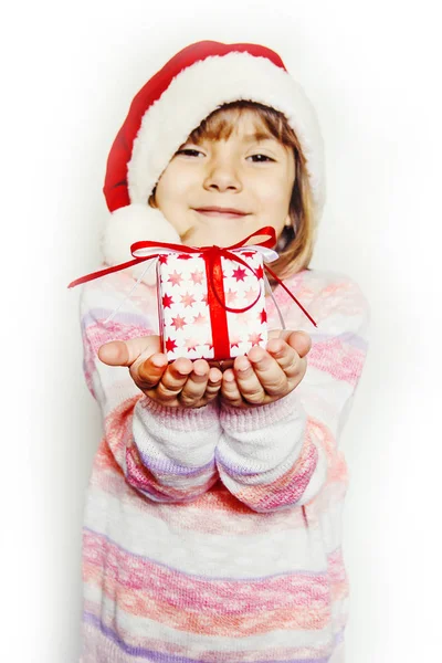 子供には 白い背景の上のクリスマスの装飾とのギフトが保持しています 選択と集中 幸せです — ストック写真